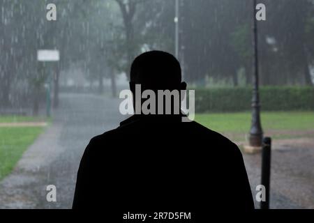 Roma, Italia. 14th giugno, 2023. Un uomo attende che la pioggia finta alla Casa del Cinema di Roma (Credit Image: © Matteo Nardone/Pacific Press via ZUMA Press Wire) SOLO PER USO EDITORIALE! Non per USO commerciale! Foto Stock