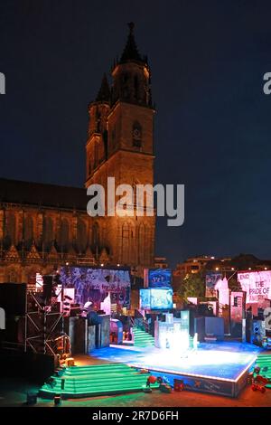 14 giugno 2023, Sassonia-Anhalt, Magdeburgo: Di fronte allo sfondo della cattedrale, si svolge la prova di vestiario del Teatro Magdeburgo per il musical 'Catch me if you CAN'. E' l'adattamento musicale del film di successo Steven Spielberg. Il regista Seiler, che ha lavorato presso la Sydney Opera House e la Royal Opera House Covent Garden London, secondo il teatro, porta sul palco la storia della vita del co-uomo Frank Abagnale. L'uomo con posto come pilota, dottore e avvocato, ha truffato milioni di dollari con controlli falsificati ed è stato cacciato dall'FBI per anni. Dopo la prima di venerdì, 17 più pe Foto Stock