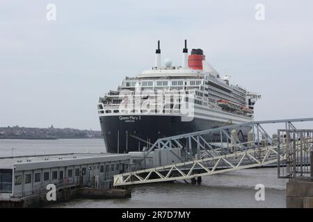 Il Cunard Liner Queen Mary 2 attraccò al Pier Head a Liverpool Foto Stock