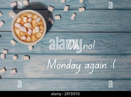 OH NO, LUNEDÌ DI NUOVO concetto testo con tazza bianca di caffè e marshmallows su sfondo di legno. Il giorno più deprimente dell'anno in gennaio. Giorno commettere suicidio e segno di motivazione depressione. Vista dall'alto, disposizione piatta Foto Stock