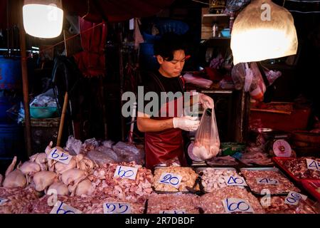 Bangkok, Thailandia. 15th giugno, 2023. Un venditore vende carni assortite al mercato umido di Khlong Toey. La vita quotidiana a Bangkok, Thailandia, come l'economia ha mostrato segni di ripresa, con il Ministero delle Finanze che ha riferito un 2,6% di espansione economica lo scorso anno e un previsto 3,6% quest'anno, con il turismo internazionale che è un fattore chiave nella sua ripresa economica post-COVID. Credit: Matt Hunt/Neato/Alamy Live News Foto Stock