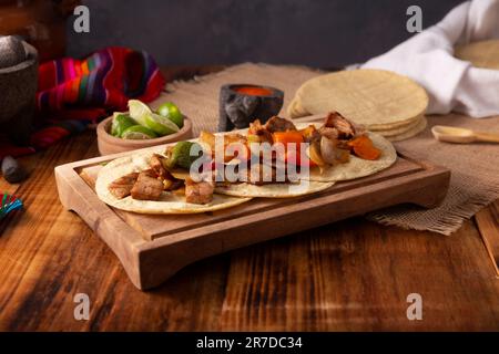 Fajita Tacos, in Messico è anche chiamato Alambre de Res. Ricetta molto popolare, gli ingredienti principali sono pezzi di carne, cipolla, pancetta e peperoni, Foto Stock