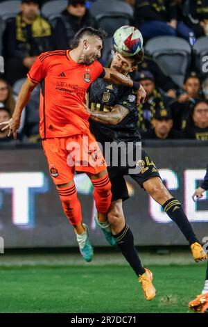 Los Angeles, California, Stati Uniti. 14th giugno, 2023. Houston Dynamo, centrocampista Héctor Herrera (16) e il difensore del Los Angeles FC Ryan Hollingshead (24) in azioni durante una partita di calcio MLS, il 17 maggio 2023, a Los Angeles. (Credit Image: © Ringo Chiu/ZUMA Press Wire) SOLO PER USO EDITORIALE! Non per USO commerciale! Foto Stock