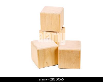 Giocattoli ecologici per bambini come blocchi di legno vuoti, isolati su un bianco Foto Stock