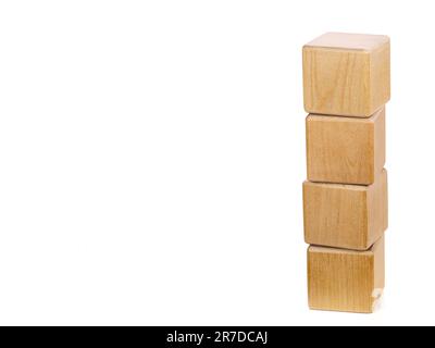 Quattro cubi di legno vuoti disposti verticalmente, per il vostro testo, isolati su un bianco Foto Stock