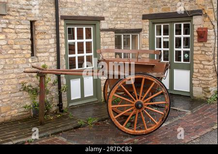STOW-ON-THE WOLD, GLOUCESTERSHIRE, Regno Unito - 31 OTTOBRE 2009: Vecchio stile carrello di legno esterno cottage Foto Stock