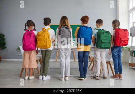 I giovani studenti delle scuole superiori mostrano i loro zaini grandi, spaziosi, colorati e alla moda. Foto Stock