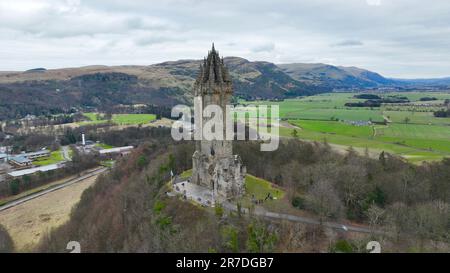 Veduta aerea del Wallace Monument, una torre a Stirling, Scozia che sovrasta la città di Stirling con il Clackmannanshire sullo sfondo Foto Stock