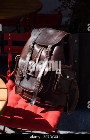 Zaino in pelle marrone. zaino per viaggiatori e studenti Foto Stock