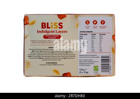 Informazioni nutrizionali e ingredienti che figurano sulla scatola di Bliss indulgent strati salati Caramel & Peanut barrette isolato su sfondo bianco Foto Stock