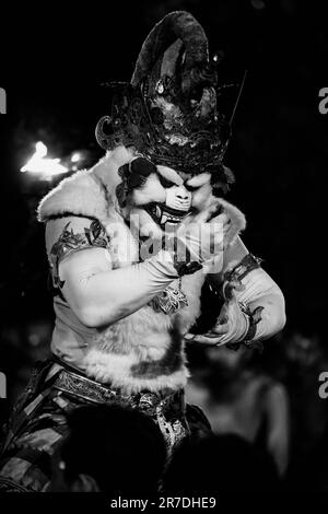 uluwatu, bali, indonesia - 10 giugno 2023: Spettacolo di danza kecak al tempio di uluwatu. Foto Stock