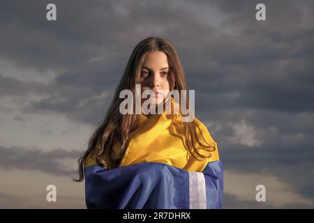 bambino patriottico teen ucraino con bandiera nazionale dell'ucraina Foto Stock