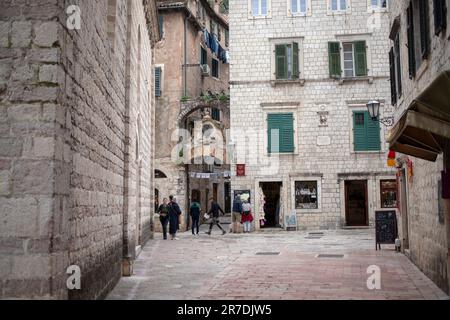 Cattaro, Montenegro, aprile 2023: Vista su una tipica piazza piastrellata della città vecchia di Cattaro Foto Stock