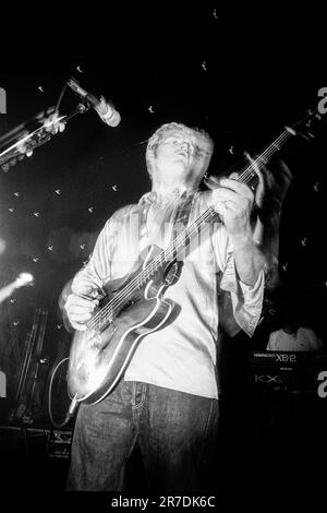 Nigel Clark cantante e bassista con la band britannica dodgy suonando al Glamorgan University May Ball in Galles, Regno Unito, il 14 maggio 1997. Foto: Rob Watkins Foto Stock