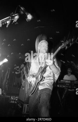 Nigel Clark cantante e bassista con la band britannica dodgy suonando al Glamorgan University May Ball in Galles, Regno Unito, il 14 maggio 1997. Foto: Rob Watkins Foto Stock