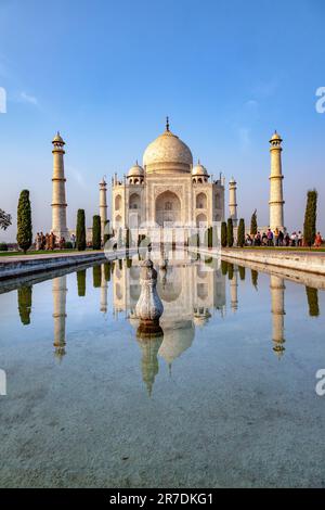 Agra, India - 15 novembre 2011: La gente visita Taj Mahal in India con la riflessione in stagno. Foto Stock