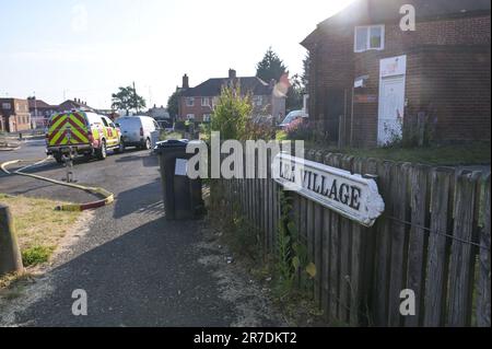 Lea Village Road, Birmingham 15th Giugno 2023 - cinquanta vigili del fuoco sono sul luogo di un grave incendio piano sopra il decollo di 'Desi Flame' nell'area Kitts Green di Birmingham. L'inferno ha lacerato un enorme buco nel tetto causando gravi danni. I vigili del fuoco sono stati chiamati a 3,56am ad un piano sul fuoco da West Midlands Police a Lea Village Road. Diverse strade sono state chiuse e i residenti evacuati dopo che il servizio antincendio ha scoperto che la fiamma era vicino a diverse reti di gas con il rischio di esplosione. Un portavoce dello Staffordshire e del West Midlands Fire Control ha detto: "Inizialmente siamo stati chiamati dalla polizia a un piano o Foto Stock