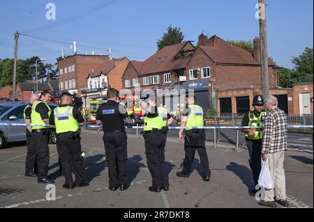 Lea Village Road, Birmingham 15th Giugno 2023 - cinquanta vigili del fuoco sono sul luogo di un grave incendio piano sopra il decollo di 'Desi Flame' nell'area Kitts Green di Birmingham. L'inferno ha lacerato un enorme buco nel tetto causando gravi danni. I vigili del fuoco sono stati chiamati a 3,56am ad un piano sul fuoco da West Midlands Police a Lea Village Road. Diverse strade sono state chiuse e i residenti evacuati dopo che il servizio antincendio ha scoperto che la fiamma era vicino a diverse reti di gas con il rischio di esplosione. Un portavoce dello Staffordshire e del West Midlands Fire Control ha detto: "Inizialmente siamo stati chiamati dalla polizia a un piano o Foto Stock