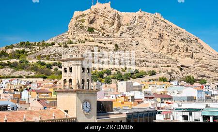 Vista del Municipio di Alicante e del Castello di Santa Barbara sulla montagna Benacantil ad Alicante, Spagna Foto Stock