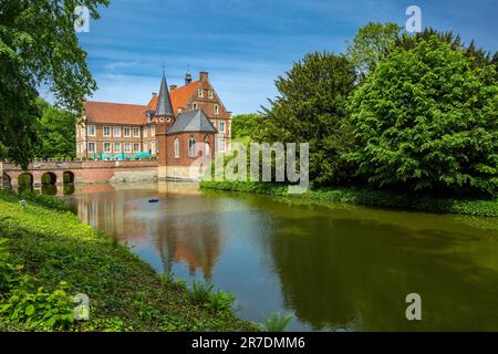 Germania, Havixbeck, Baumberge, Muensterland, Westfalia, Renania settentrionale-Vestfalia, NRW, Castello di Huelshoff, castello fossato, rinascita, Edificio principale e cappella del castello, neo-gotico, fossato, fosso, luogo di nascita e casa parentale della poetessa Annette di Droste-Huelshoff Foto Stock