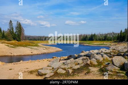 Diga di Oderteich sulle montagne di Harz, vicino a Braunlage. Paesaggio al lago in bassa Sassonia con la natura circostante. Foto Stock