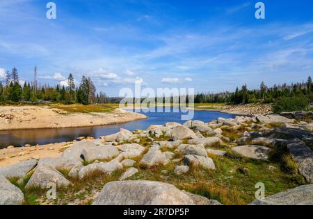 Diga di Oderteich sulle montagne di Harz, vicino a Braunlage. Paesaggio al lago in bassa Sassonia con la natura circostante. Foto Stock