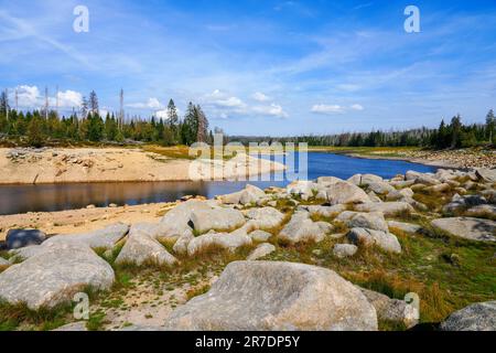 Diga di Oderteich sulle montagne di Harz, vicino a Braunlage. Paesaggio al lago in bassa Sassonia con la natura circostante. Foto Stock