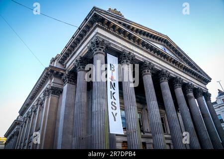 Goma di Glasgow, dove per la prima volta le stencil utilizzate dall'artista di strada Banksy, per creare molte delle opere dell'artista, saranno esposte nella sua nuova mostra, 'Cut & Run. Lo spettacolo include autentici manufatti, l'ephemera e il bagno dell'artista e durerà tre mesi e sarà aperto tutta la notte nei fine settimana. Data immagine: Giovedì 15 giugno 2023. Foto Stock