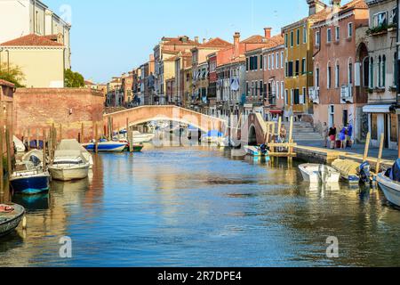 VENEZIA, ITALIA - 9 SETTEMBRE 2018: Questo è il canale Rio della Misericordia nel distretto di Cannaregio. Foto Stock