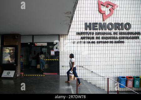 Rio de Janeiro, Brasile. 14th giugno, 2023. Una donna cammina di fronte a un centro di donazione di sangue a Rio de Janeiro, Brasile, 14 giugno 2023. Credit: Claudia Martini/Xinhua/Alamy Live News Foto Stock