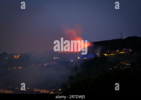 Keighley, UK. A fire rages on the Moors above Keighley in West Yorkshire during a spell of hot, dry weather. Foto Stock