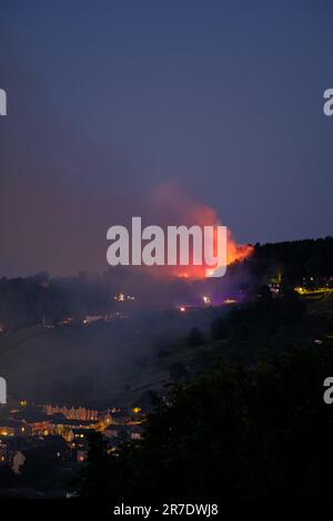 Keighley, UK. A fire rages on the Moors above Keighley in West Yorkshire during a spell of hot, dry weather. Foto Stock