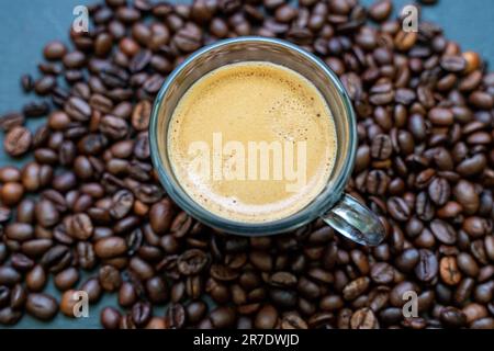 Tazze da caffè e caffè in grani Foto Stock