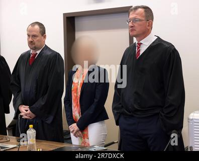 Colonia, Germania. 15th giugno, 2023. Il farmacista accusato (M) si trova tra i suoi avvocati Morton Douglas (l) e Gerson Trüg (r) presso il Tribunale regionale di Colonia. Quattro anni dopo la morte di una giovane donna e del suo nascituro a causa del glucosio contaminato, un farmacista è in processo dinanzi al Tribunale regionale di Colonia. Credit: Thomas Banneyer/dpa/Alamy Live News Foto Stock