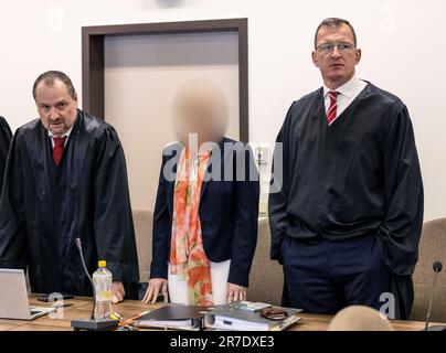 Colonia, Germania. 15th giugno, 2023. Il farmacista accusato (M) si trova tra i suoi avvocati Morton Douglas (l) e Gerson Trüg (r) presso il Tribunale regionale di Colonia. Quattro anni dopo la morte di una giovane donna e del suo nascituro a causa del glucosio contaminato, un farmacista è in processo dinanzi al Tribunale regionale di Colonia. Credit: Thomas Banneyer/dpa/Alamy Live News Foto Stock