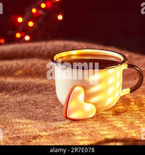 Amore, San Valentino. Tazza di caffè e biscotti a forma di cuore, biscotti Foto Stock