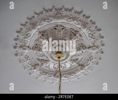 Un soffitto ornato in gesso si è innalzato su un soffitto bianco in un albergo del Regno Unito Foto Stock