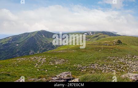 Vista sul monte Chornogora ridghe (Carpazi, Ucraina) e sul lago di montagna Brebeneskul nella valle. Foto Stock