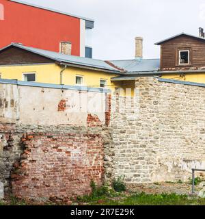 Vecchio muro di mattoni e nuovi edifici dietro a Telliskivi a Tallinn Estonia Foto Stock