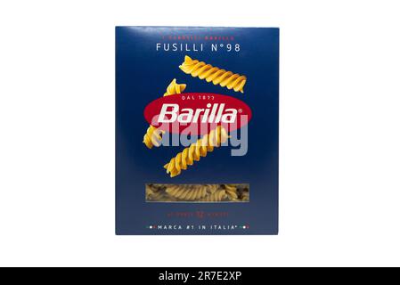 Yerevan, Armenia, 28 maggio 2023: Barilla Fusilli pasta italiana in una scatola su tavolo bianco. Barilla è un'azienda alimentare italiana Foto Stock