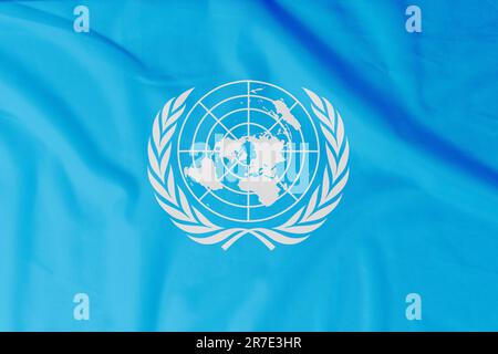 Bandiera delle Nazioni Unite (un) con le pieghe di materiale naturale come sfondo Foto Stock