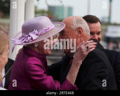 Kopenhagen, Danimarca. 15th giugno, 2023. Il re norvegese Harald V (r) è accolto dalla regina danese Margrethe II presso un molo di Copenaghen. La coppia reale norvegese è arrivata in Danimarca per una visita ufficiale di due giorni. Credit: Steffen Trumpf/dpa/Alamy Live News Foto Stock