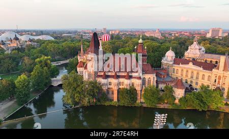4K vista aerea del parco cittadino e del Castello Vajdahunyad a Budapest. Ungheria Foto Stock