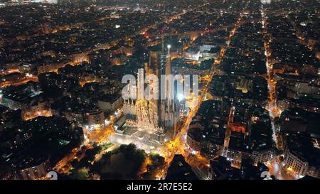 Tempio Expiatori la Sagrada Familia a Barcellona, Catalogna, Spagna. Volando intorno al capolavoro architettonico di Gaudí nella notte, UHD, 4K Foto Stock