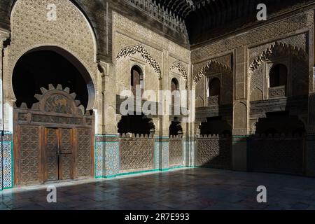 Marocco. Fez. Medersa Bou 'Inania costruito tra il 1350 e il 1355 per il Sultano Abou 'Inan Faris sotto la dinastia Merinid. Foto Stock