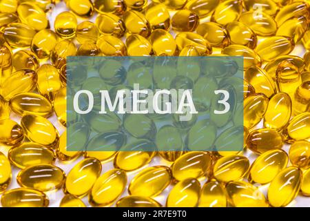 Capsule o compresse di acidi grassi OMEGA-3. Integratori alimentari per la salute. Foto Stock