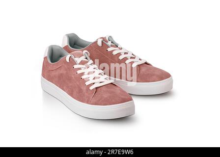 Sneaker da uomo in pelle di colore rosso con pizzo bianco e suole in gomma isolate su sfondo bianco. Scarpe sportive casual da uomo. Sneaker alla moda. Maschio Foto Stock