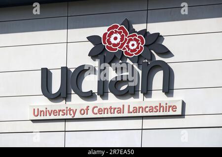 University College of Lancashire, UCLAN, cartello sul lato dell'edificio del college, Burnley Foto Stock