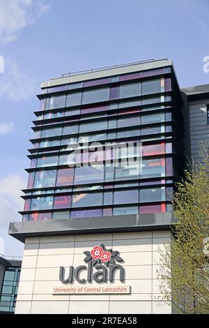 University College of Lancashire, UCLAN, cartello sul lato dell'edificio del college, Burnley Foto Stock