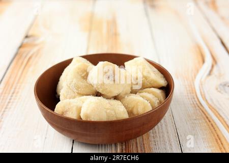 Banana surgelata su ciotola, ingrediente per frullati, gelato, dessert. Foto Stock